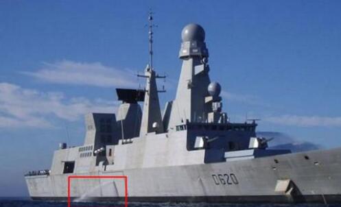 軍艦等大型船舶的側面不停地向外排水：水從哪里來？